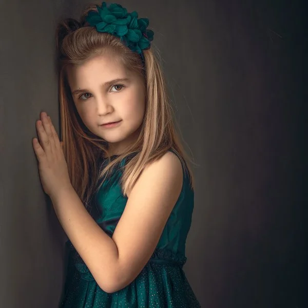 Bambina sorridente con accessori colorati in stile pittorico in un servizi fotografici professionale